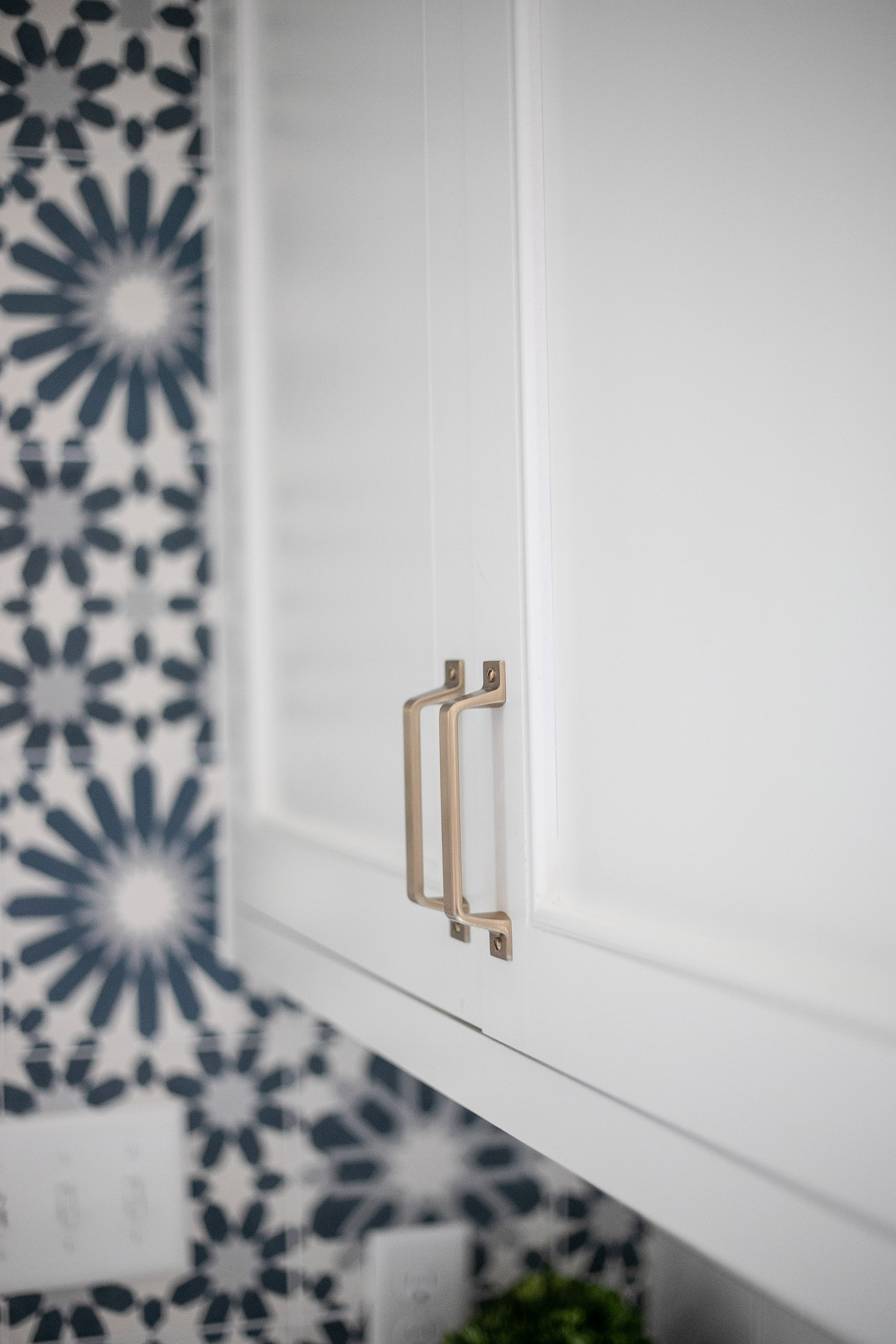Brass pulls on white upper cabinets